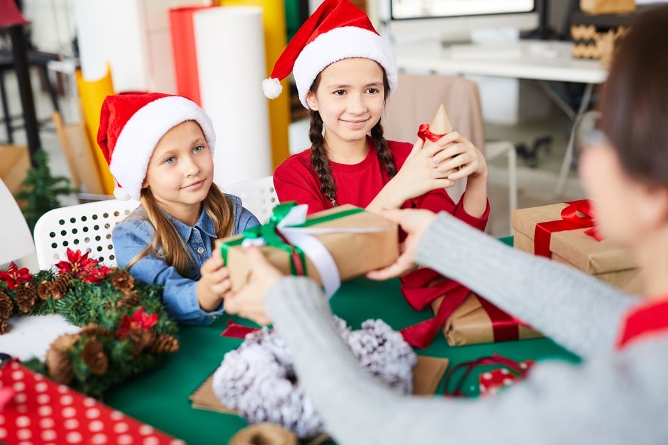 Niños en casa en navidad